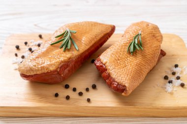 taze çiğ ördek göğsü malzemelerle ahşap tahta üzerinde