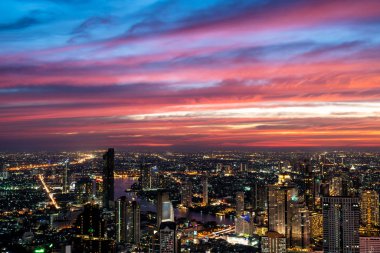 Güzel alacakaranlık gökyüzü şehir mimarisi ve Bangkok cityscape Tayland gece bina