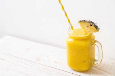 Tahta masada taze ananas suyu bardağı - Sağlıklı içecek