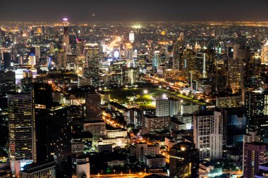 Güzel şehir mimarisi ve Bangkok cityscape Tayland gece bina