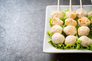 Izgara domuz köftesi ve tatlı acı biber sosu.