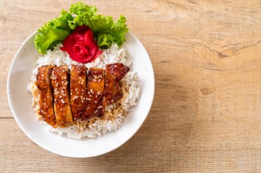 tepesinde ekmek kapısı üzerinde teriyaki soslu ızgara tavuk