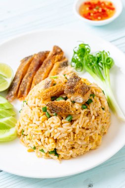 gevrek gurami balığı - Asya gıda tarzı ile kızarmış pilav