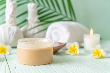 Ahşap zemin üzerine kurulmuş kaplıca tedavileri - Güzellik konsepti