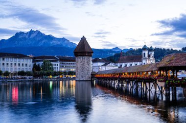 Tarihi kent merkezi, Lucerne (Luzern) İsviçre'deki ünlü Şapel Köprüsü ile.