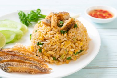 gevrek gurami balığı - Asya gıda tarzı ile kızarmış pilav