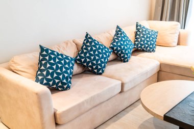 Oturma odasındaki kanepe dekorasyonunda yastık.