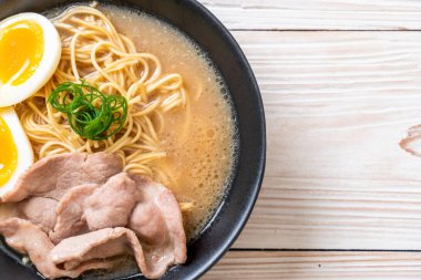 domuz eti ve yumurta - Japon tarzı ile TONKOTSU ramen erişte