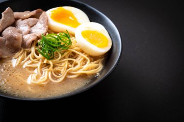 domuz eti ve yumurta - Japon tarzı ile TONKOTSU ramen erişte