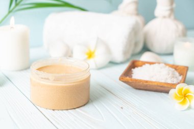 Ahşap zemin üzerine kurulmuş kaplıca tedavileri - Güzellik konsepti