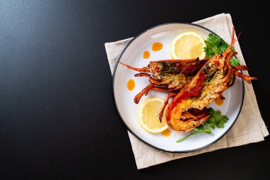 Limonlu ızgara ıstakoz biftek.