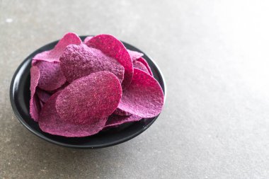 tatlı patates cipsi masada