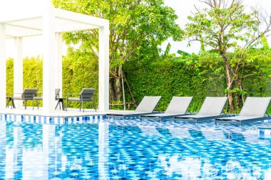 Otel ve tatil seyahat ve tatil için açık yüzme havuzunda havuzuyla yatak