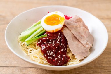 Bibim naengmyeon - Kore soğuk noodles ramen