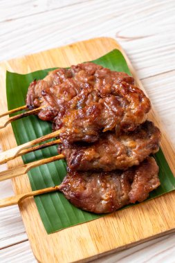 Beyaz pilavlı ızgara süt domuzu. Tayland sokak yemeği tarzı.