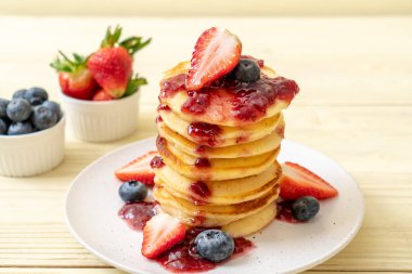 çilek, yaban mersini ve berry sos ile gözleme