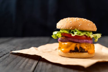 taze lezzetli biftek burger peynir ve patates kızartması ahşap arka plan üzerinde