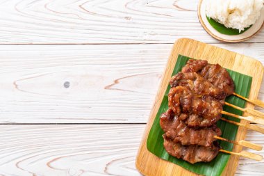 Beyaz pilavlı ızgara süt domuzu. Tayland sokak yemeği tarzı.