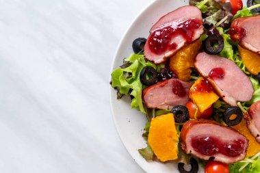 Izgara ördek göğsü sebze salatası ile