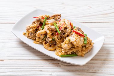 Karıştırılmış kalamar ya da tuzlu yumurtalı ahtapot - Asya deniz ürünleri tarzı