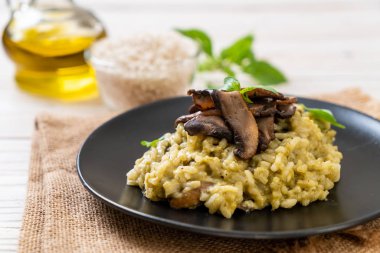 Pesto ve peynir ile ev yapımı Mantarlı Risotto