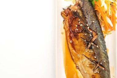 Izgara Saba balık biftekle teriyaki sos izole üzerinde beyaz arka plan