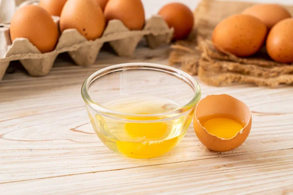 Bruine Eieren Houten Tafel Met Een Gebroken Dooier — Stockfoto