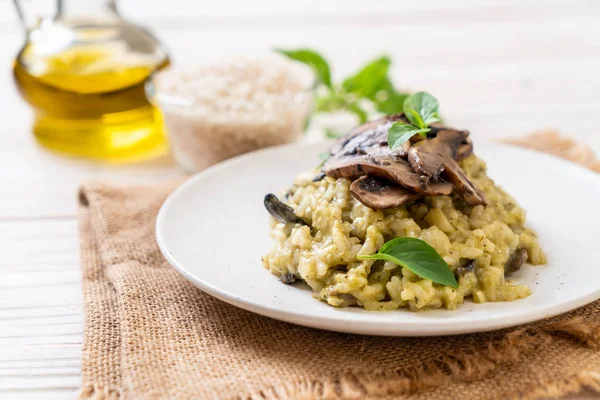 Risoto Cogumelo Caseiro Com Pesto Queijo — Fotografia de Stock