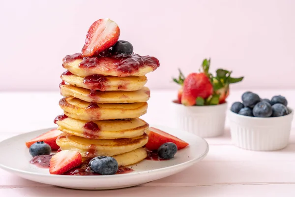 Pancake Dengan Stroberi Blueberry Dan Saus Berry — Stok Foto