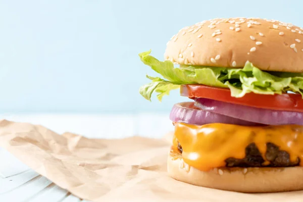 Hamburguesa Carne Fresca Sabrosa Con Queso Papas Fritas Sobre Fondo —  Fotos de Stock