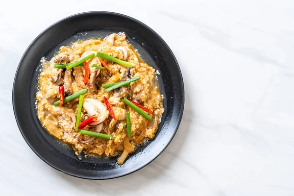 Karıştırılmış kalamar ya da tuzlu yumurtalı ahtapot - Asya deniz ürünleri tarzı