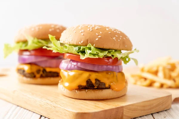 Taze Lezzetli Biftek Burger Peynir Patates Kızartması Ahşap Arka Plan — Stok fotoğraf