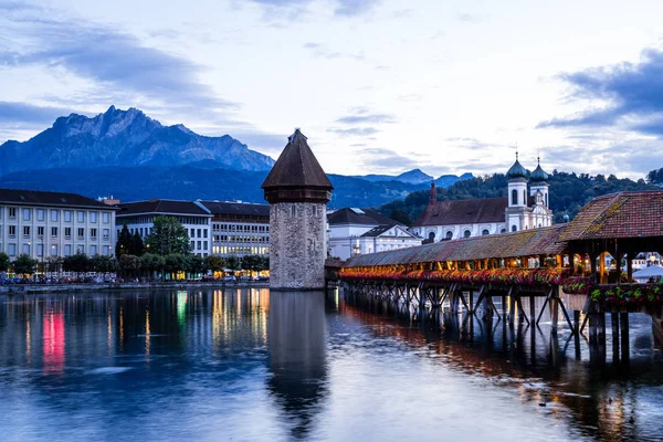 Tarihi kent merkezi, Lucerne (Luzern) İsviçre'deki ünlü Şapel Köprüsü ile.