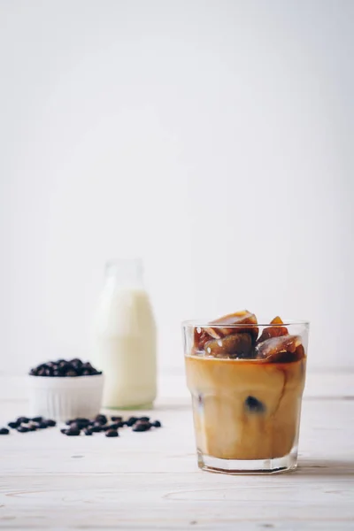 Kopi Dengan Susu Atas Meja Kayu — Stok Foto