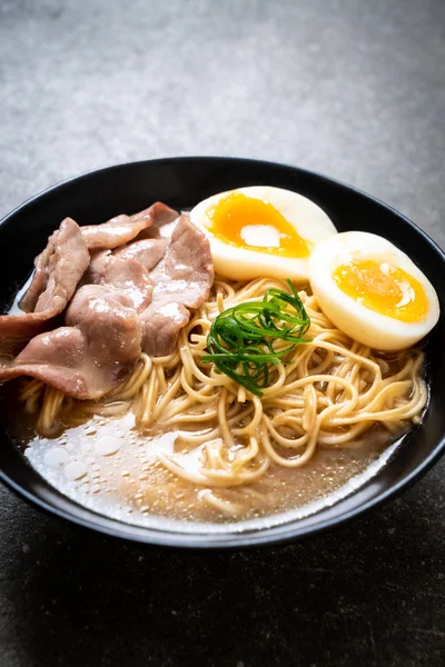 Mie Ramen Tonkotsu Dengan Daging Babi Dan Telur Gaya Jepang — Stok Foto