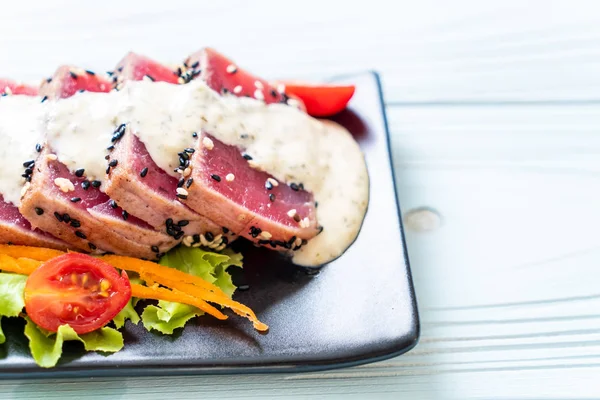 Sebze salatası ve soslu taze ton balığı. Sağlıklı yiyecek.