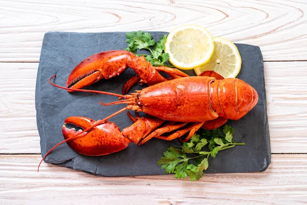 Langosta Roja Con Verdura Limón Sobre Pizarra Negra —  Fotos de Stock