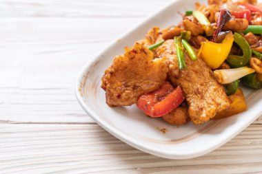 Kaju fıstığı - Asya gıda ile tavada kızartılmış tavuk