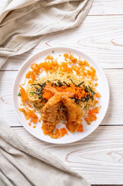 Spagetti tempura karides ve karides yumurta - füzyon gıda