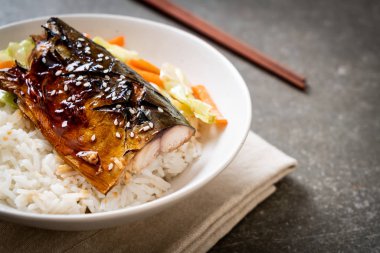 saba balık tepesinde tabağı - Japon tarzı üzerinde teriyaki soslu ızgara