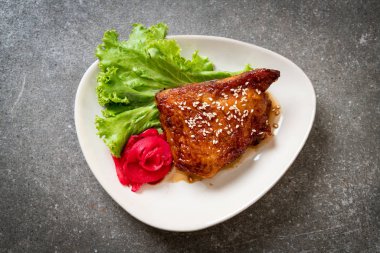 teriyaki sosu ve susam ızgara tavuk biftek