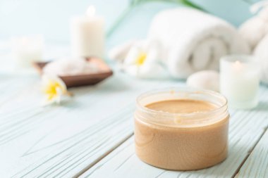 Ahşap zemin üzerine kurulmuş kaplıca tedavileri - Güzellik konsepti