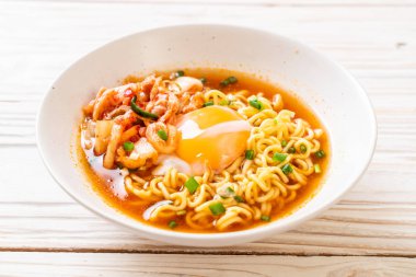 Kimchi ve yumurta - Korece ramen tarzı ile Kore anlık erişte