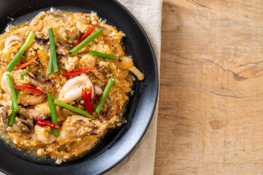 Karıştırılmış kalamar ya da tuzlu yumurtalı ahtapot - Asya deniz ürünleri tarzı