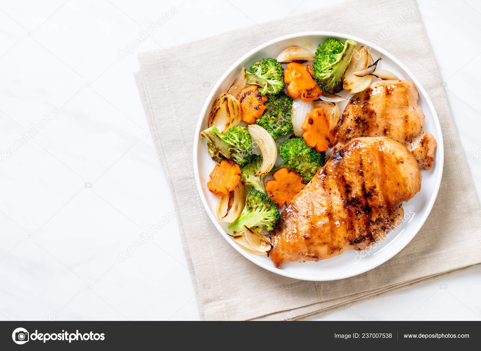 Steak Ayam Panggang Dengan Sayuran Brokoli Wortel Bawang Stok Foto C Topntp 237007538