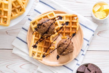 Çikolatalı dondurma waffle ve çikolata sosu ile