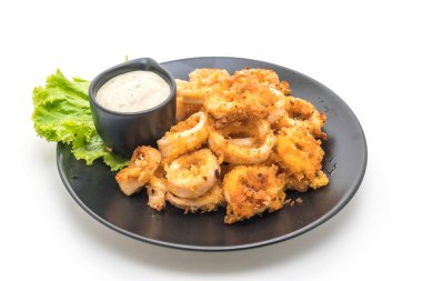 Kızarmış squids ve beyaz arka plan üzerinde izole soslu ahtapot (kalamar)