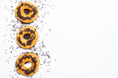 Çörek ile renkli sprinkles - üstten görünüm