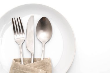 boş tabak kaşık çatal ve bıçak beyaz arka plan üzerinde izole