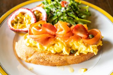 kek yumurta salatası tost ile somon füme